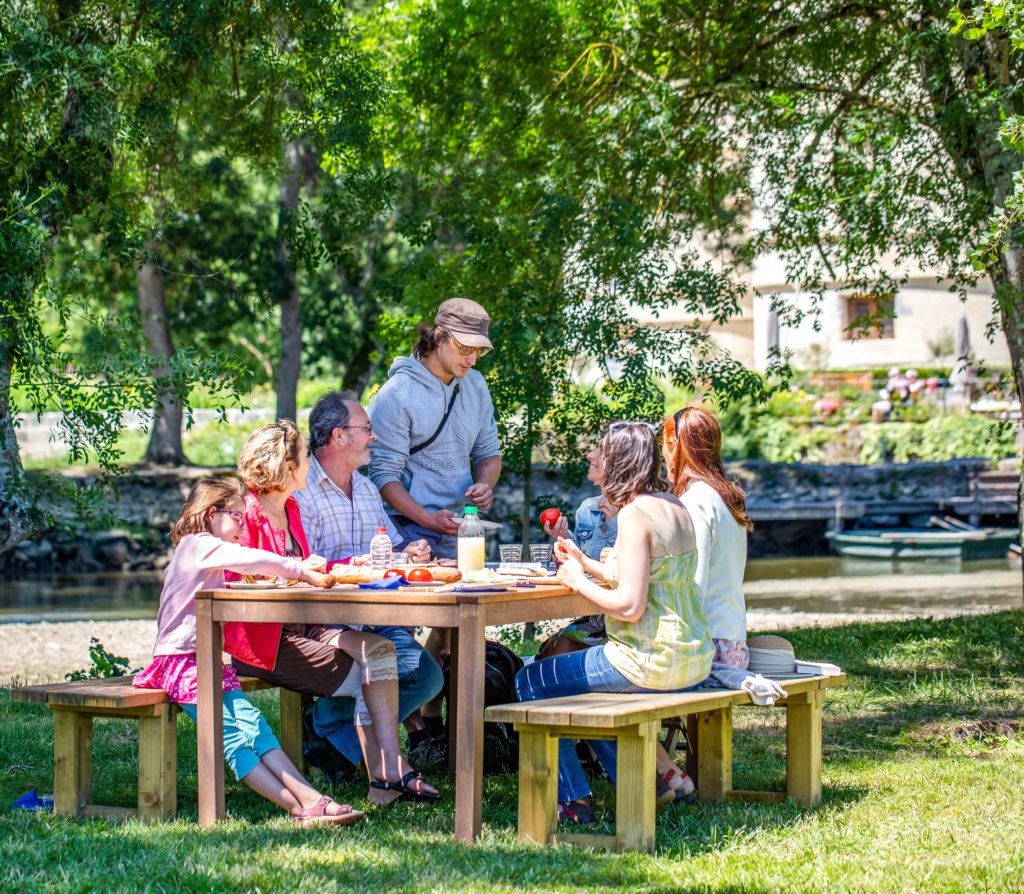 Pique-nique en famille au bord de l'Indre